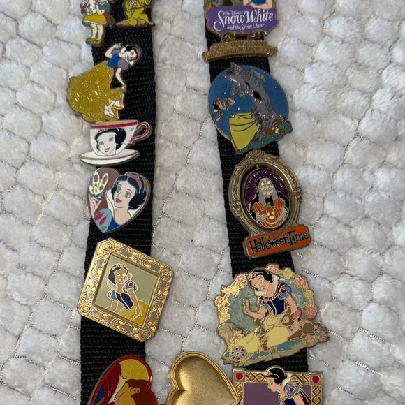 Disney Black Lanyard with Snow White Pins - Picture 3 of 4